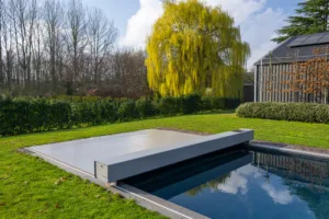 Cover seal pokrivka za bazen u modernom dvorištu sa drvetom vrbe – estetska i funkcionalna zaštita vode