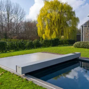 Cover seal pokrivka za bazen u modernom dvorištu sa drvetom vrbe – estetska i funkcionalna zaštita vode