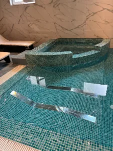 hidromasazna lezaljka u bazenu nas rad