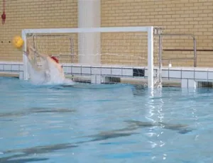 waterpolo u bazenu